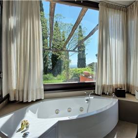 5 bedroom villa with pool and tennis court near San Gimignano, sleeps 10